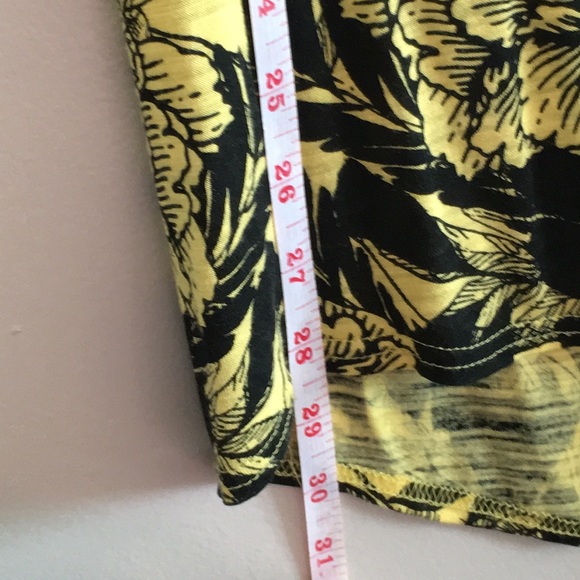 Le Chateau sleeveless asymmetrical yellow shirt - Picture 4 of 7